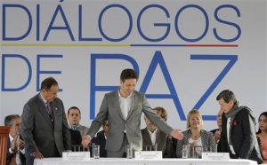 Guillaume Long, canciller de Ecuador, al centro, le da la bienvenida al jefe negociador del Ejército de Liberación Nacional (ELN), Pablo Beltrán, derecha, y al representante para las negociaciones del gobierno de Colombia, Juan Camilo Restrepo, izquierda, durante una ceremonia que marcó el inicio de los diálogos en Quito, Ecuador, el martes 7 de febrero de 2017. (AP Foto/Dolores Ochoa)