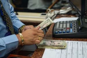 Canjeadores de dólares insisten en escasez de divisas 