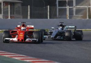 La Ferrari de Sebastian Vettel (izq) seguida del Mercedes de Valtteri Bottas en los ensayos del 27 de febrero en las afueras de Barcelona, con miras al campeonato de fórmula uno que arranca el 26 de marzo en Australia. (AP Photo/Francisco Seco)