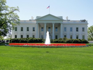 La Casa Blanca de Donald Trump difundió hoy su primer mensaje en español en la red social twitter, un idioma que ha dejado de usar en su página web desde el pasado 22 de enero.