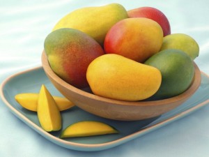El mango y sus derivados contienen compuestos que ayudan a estimular las defensas orgánicas, mejorar la flora intestinal, compensar el exceso de grasas, prevenir la diabetes y la obesidad, y destruir algunas células cancerígenas.
La organización National Mango Board (NMB), que promociona e investiga el consumo de esta fruta en Estados Unidos muestra que, además de tener un suntuoso sabor tropical que hace de la comida una experiencia sensorial deliciosa, el mango aporta una multitud de nutrientes.
Además de nutritiva, según la NMB está “superfruta” que se cultivó por primera vez en la India hace más de 5.000 años, llegó a América alrededor del año 300-400 de nuestra era y ahora está disponible a lo largo de todo el año, no solo es una de las más populares del mundo, sino además una de las más saludables.
De hecho, la corteza, las hojas, la piel y la semilla del mango, un árbol bajo cuya sombra meditó Buda, según una leyenda, se han utilizado en remedios caseros durante siglos, de acuerdo a la fuente.
Las últimas investigaciones sobre esta fruta que llega al mercado estadounidense proveniente de México, Perú, Ecuador, Brasil, Guatemala y Haití, confirman que sus beneficios curativos y protectores siguen vigentes y cada vez se conocen mejor.
En una reciente investigación de la Universidad Estatal de Oklahoma (OSU),en Estados Unidos, ha comprobado en ratones de laboratorio que el consumo de suplementos a base de mango previene la pérdida de las bacterias beneficiosas del intestino, a menudo inducida por una dieta alta en grasas.
Al parecer, la gelatina del mango estimula las defensas del organismo. Estas bacterias de la microbiota o flora intestinal pueden desempeñar un papel en la obesidad y las complicaciones relacionadas con ésta, como la diabetes tipo 2, según la OSU.
“Este estudio demuestra que añadir mango a la dieta puede ayudar a mantener y regular la salud intestinal y los niveles de bacterias beneficiosas”, según Edralin A. Lucas, profesora de ciencias nutricionales en la OSU e investigador principal de este trabajo.
La profesora Lucas ha descubierto, además, que la pulpa de mango podría ser útil para reducir la glucosa (azúcar) en la sangre, sin producir los efectos negativos de algunas drogas utilizadas habitualmente para reducirla, como la rosiglitazona.
Por otra parte, la organización NMB que recopila las investigaciones más destacadas sobre el mango, informa que investigaciones recientes sugieren:
1.- El consumo de mangos en los adultos se asocia con una dieta más saludable reflejada en una mayor ingestión de fruta entera y de nutrientes como la fibra dietética, la vitamina C, el magnesio y el potasio, además de ayudar a reducir la presencia en el organismo de la proteína C reactiva, relacionada con la inflamación que aumenta el riesgo cardiovascular.

2.- Las personas que consumen esta fruta tienen un menor peso corporal e ingieren menos grasas que aquellas que no la comen.
3.- Un compuesto de los mangos de la variedad Keitt podría ser tóxico para las células del cáncer de mama, reduciendo su proliferación y el tamaño de los tumores de este tipo.

