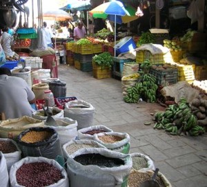 Amas de casa se quejan por alzas en productos de la canasta familiar 