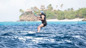 Divertidos intentos de Obama por aprender a practicar kite-surfing