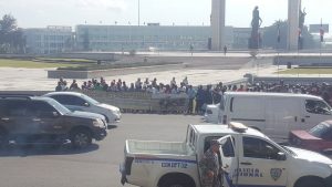 Cañeros piquetean sede JCE en demanda de cédulas