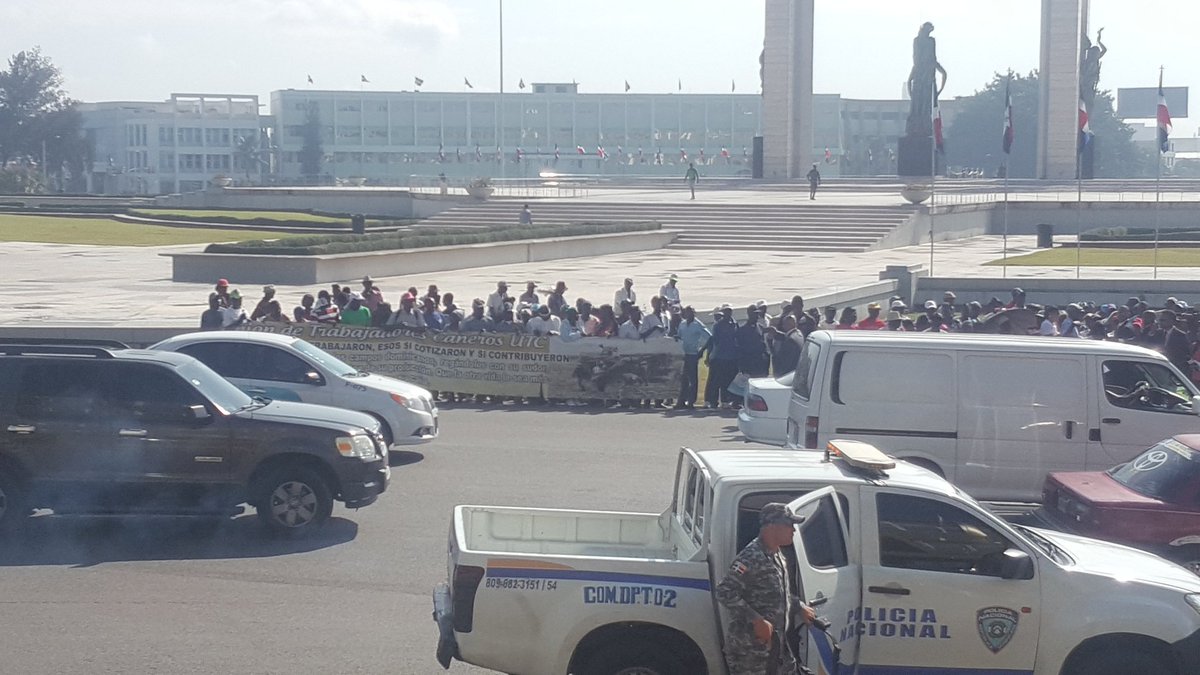 Cañeros piquetean sede JCE en demanda de cédulas