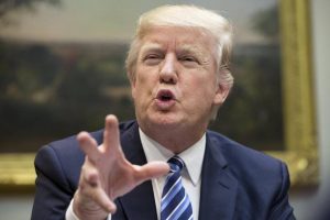 Trump dice que su plan de salud permitirá abaratar seguros “en un año o dos”