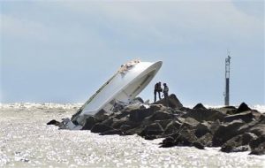 En esta foto de archivo del 25 de septiembre de 2016, la embarcación en la que viajaban el pitcher José Fernández y dos amigos aparece estrellada contra un rompeolas en la costa de MIami Beach, Florida. Un informe gubernamental determinó que el pitcher de los Marlins probablemente manejaba el bote cuando murió en el choque. (AP Photo/Gaston De Cardenas, File)
