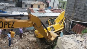 Pala mecánica sufre vuelco en la vieja Barquita; temen desplome viviendas