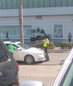 La Amet investiga hecho donde agente apunta con arma a un conductor