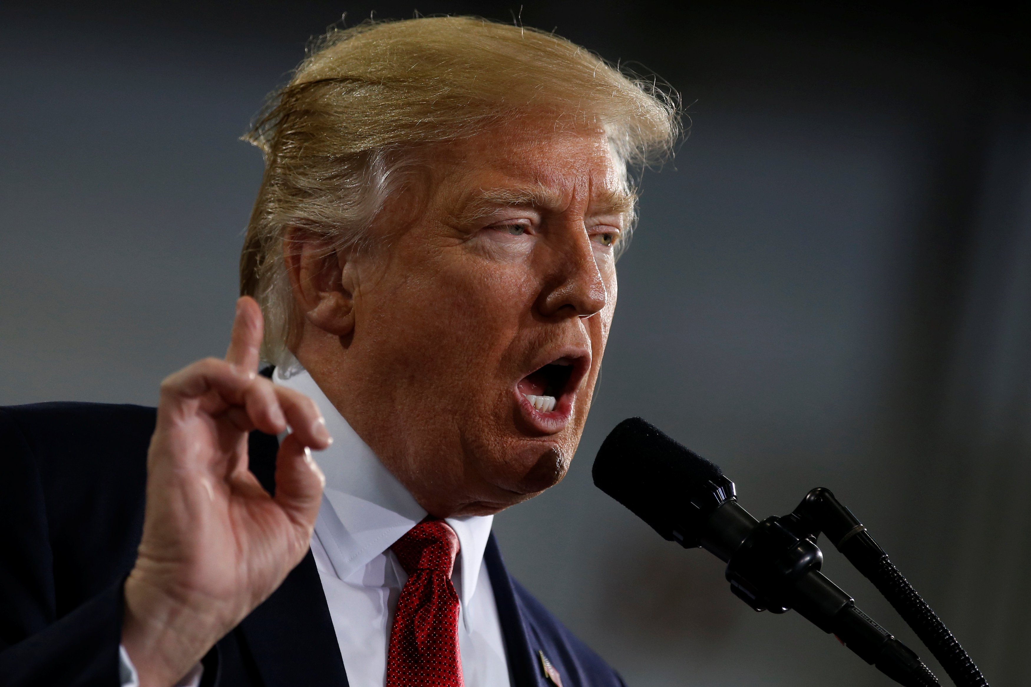 Trump ataca bloqueo a orden migratoria