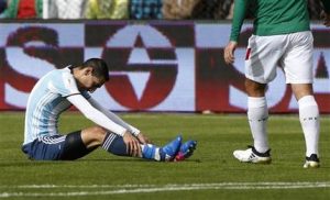 El jugador de la selección de Argentina, Angel Di María, aparece sentado en el césped durante la derrota 2-0 frente a Bolivia en las eliminatorias mundialistas el martes, 28 de marzo de 2017, en La Paz. (AP Photo/Juan Karita)