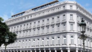 El primer hotel cinco estrellas de Cuba será inaugurado este mes en un lugar privilegiado de La Habana Vieja, informan este viernes medios oficiales de la isla.