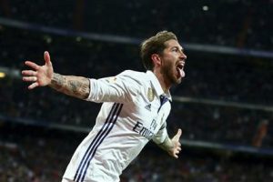 Sergio Ramos, del Real Madrid, festeja tras anotar el gol del triunfo sobre Real Betis en un encuentro de la liga española, realizado el domingo 12 de marzo de 2017 (AP Foto/Francisco Seco)
