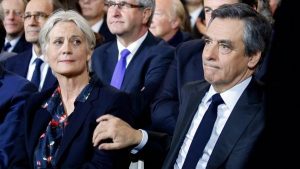 El candidato conservador francés François Fillon y su esposa serán acusados por el escándalo del trabajo falso