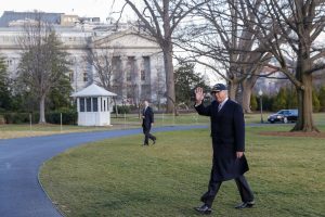 Gobierno de Donald Trump presenta de tapadillo el informe anual de derechos humanos