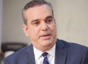 Abinader favorece acuerdo por aumento salario y aboga por un 30% para empleados públicos