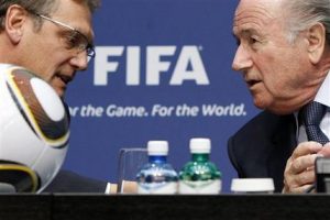 ARCHIVO - En esta imagen del viernes 29 de octubre de 2010, el entonces secretario general de la FIFA,  Jerome Valcke, a la izquierda, y Joseph Blatter, presidente de la Federación Internacional de Fútbol, hablan durante una rueda de prensa tras una reunión del comité ejecutivo de la FIFA en Zúrich, Suiza. (Alessandro Della Bella/ Keystone, Archivo via AP)