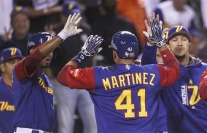 El venezolano Víctor Martínez festeja con sus compañeros luego de conectar un jonrón ante México en el Clásico Mundial de Béisbol, el domingo 12 de marzo de 2017, en Guadalajara (AP Foto/Luis Gutiérrez)