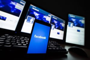 Facebook lanzará sus propias series en junio; borra cuentas de noticias falsas en Gran Bretaña