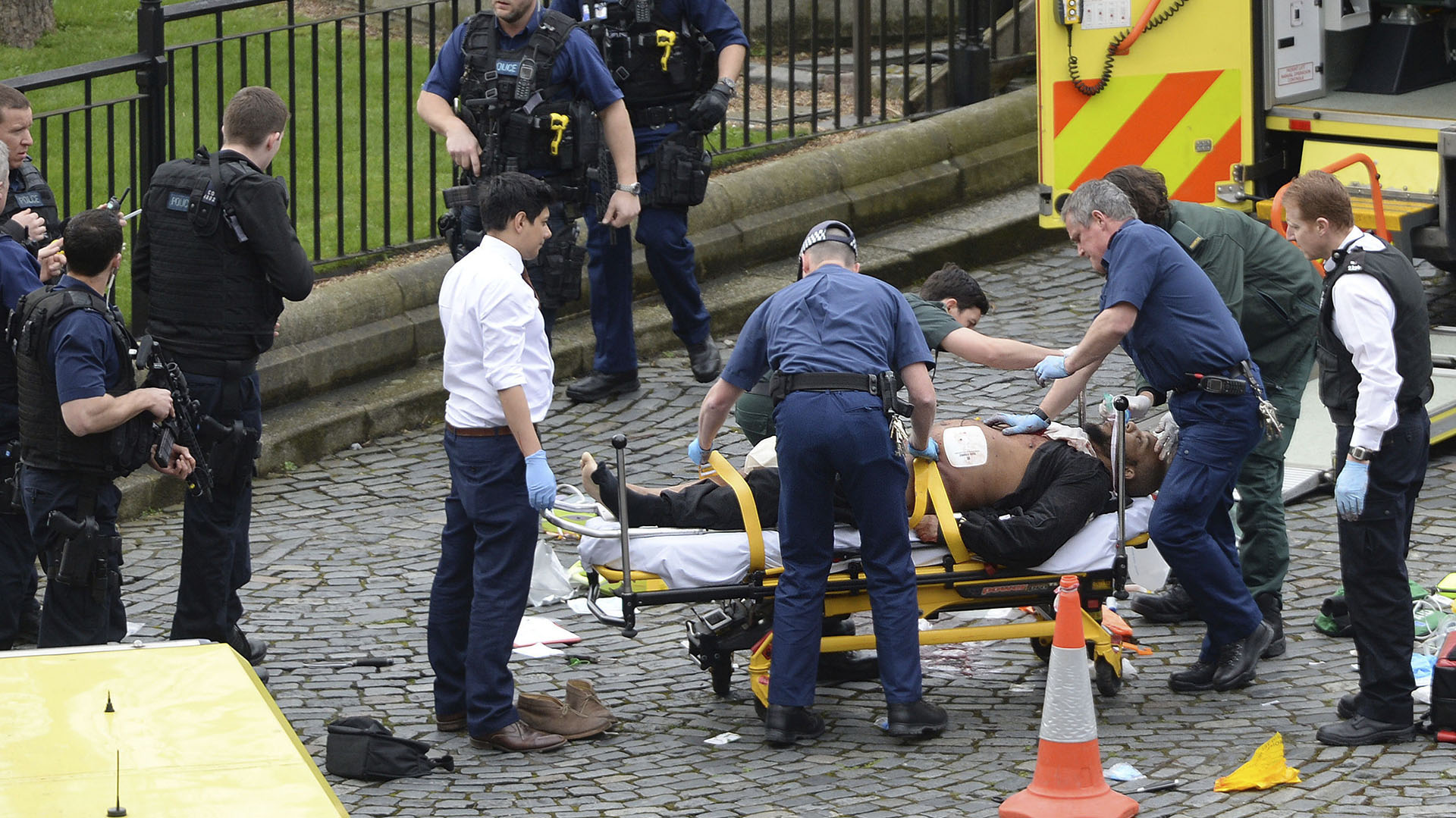 El agresor, de mediana edad, fue herido por las autoridades La agencia de noticias AP publicó la primera imagen del terrorista que atentó en Londres este mediodía. En ella puede verse al agresor herido, que es atendido en una camilla para ser trasladado a un centro médico. El hombre, cuyo cuchillo puede verse también en la fotografía, posee una tupida barba negra, rasgo característico de algunos pueblos de Medio Oriente. Sin identificar al agresor, la Policía Metropolitana de Londres informó hoy de manera extraoficial que el terrorista que atentó en el Westminster Bridge y luego apuñaló a un agente en el Parlamento del Reino Unido era un "asiático de mediana edad". El atacante fue alcanzado por oficiales de seguridad, que le dispararon y le produjeron heridas, luego de que apuñalara a un policía en los jardines del palacio legislativo de Londres. Minutos antes, el agresor había atropellado a bordo de su vehículo 4×4 Hyundai Tucson a una docena de transeúntes, provocando un caos en las calles del centro de la ciudad. Los testigos indicaron además que el agresor "asiático" poseía un arma blanca de unos 20 centímetros, con la que apuñaló al oficial de policía. Una turista que estaba en el lugar tomando fotografías contó qué fue lo que observó. "El hombre tenía con sangre. Llevaba una campera liviana, pantalones oscuros y una camisa. Corría a través de las puertas, por el Parlamento, y la policía estaba tratando de atraparlo", relató Jayne Wilkinson. El ataque se produjo el mismo día que se cumple el primer aniversario del atentado terrorista en Bruselas, donde murieron 32 víctimas y al menos 300 personas resultaron heridas.