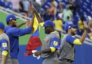 Los jugadores de Colombia festejan tras vencer 4-1 a Canadá en el Clásico Mundial de Béisbol el sábado, 11 de marzo de 2017, en Miami. (AP Photo/Lynne Sladky)