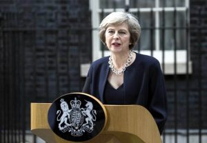 La improvisada evacuación de la primera ministra británica en medio del ataque al Parlamento de Londres