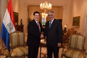 Presidente de Paraguay recibe a canciller dominicano 