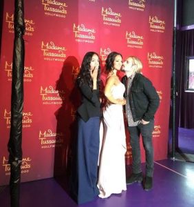 Zoe Saldaña desvela estatua de cera en Hollywood