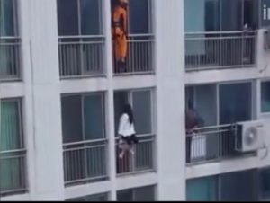 La maniobra acrobática de un bombero para salvar a una joven suicida