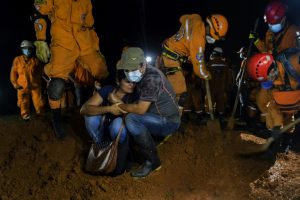 Colombia limpia Mocoa y busca responsables por las muertes del alud