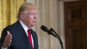 Trump avisa a los demócratas que Obamacare necesita fondos para sobrevivir