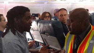 Línea aérea expulsa pasajero por usar baño de avión 