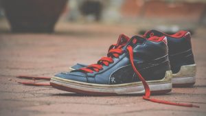 Cientificos explican  por qué se desatan los cordones de los zapatos