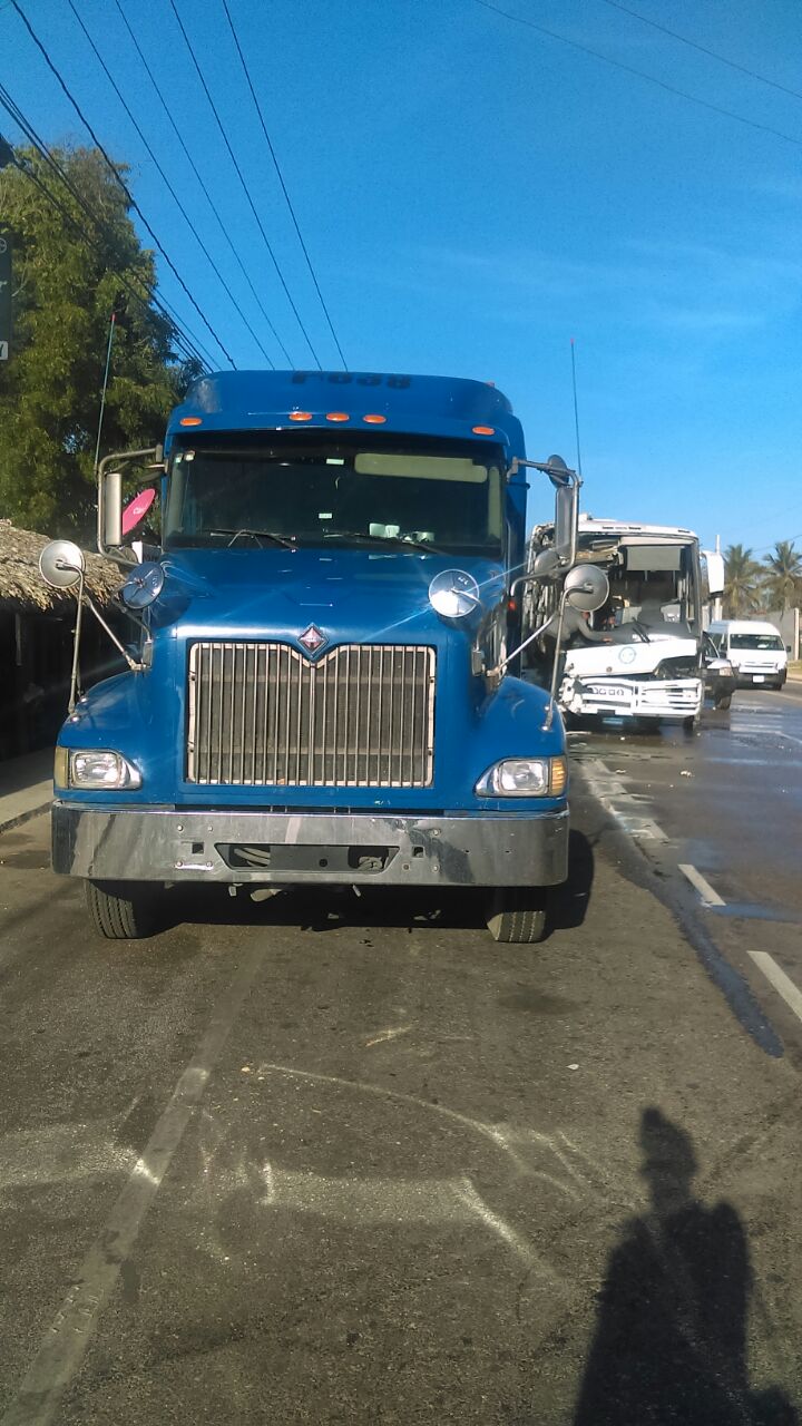 Despachan heridos en accidente entre autobús y patana en tramo San Pedro de Macorís-La Romana