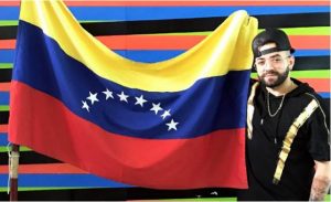 Miguel “Nacho” Mendoza sostiene un huevo y un tomate con el que pide la renuncia de primer mandatario Nicolás Maduro.