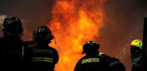 Un incendio destruyó por completo una vivienda de estructura de madera la tarde de este sábado en la parte céntrica de Santiago