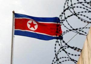 Corea del Norte detuvo el viernes a un ciudadano de Estados Unidos, informó la agencia de noticias de Corea del Sur Yonhap, aumentando la cifra total de americanos retenidos en el aislado país a tres. En la imagen, una bandera norcoreana ondea sobre una concertina en la embajada de Corea del Norte en Kuala Lumpur, Malasia, el 9 de marzo de 2017. REUTERS/Edgar Su