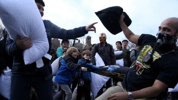 Divertida y multitudinaria pelea de almohadas enfrentó a decenas de personas en Nueva York