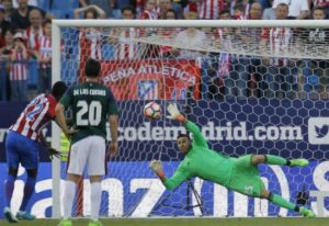 El arquero del Osasuna fue el protagonista de una marca histórica en La Liga tras atajar dos disparos en 101 segundos.