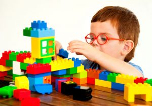 Conoce los beneficios de que los niños jueguen con lego