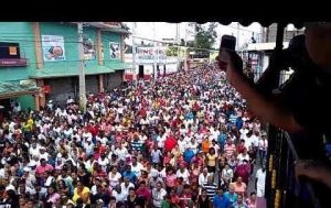 Asistencia masiva de feligreses a vía crucis en Los Alcarrizos este Viernes Santo