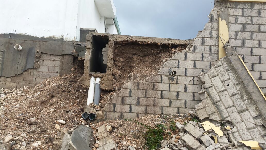 Se desploma pared de escuela en Barahona