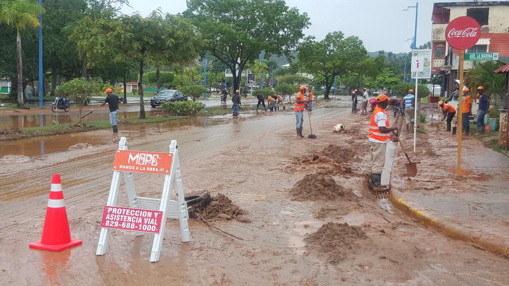 Basura y lodo Santa Bárbara de Samaná tras inundaciones