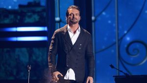 Ricardo Arjona se molesta por una pregunta en entrevista y se retira del set
