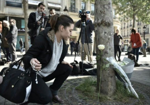 París: encuentran nota defendiendo atacante del Estado Islámico en los Campos Elíseos