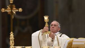 Francisco caminó en la oscuridad en una basílica completamente silenciosa al iniciar la misa.