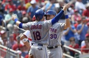 El jugador de los Mets, Michael Conforto, derecha, festeja con su compañero Travis d'Arnaud tras conectar un jonrón contra los Nacionales de Washington el sábado, 29 de abril de 2017, en Washington. (AP Photo/Nick Wass)
