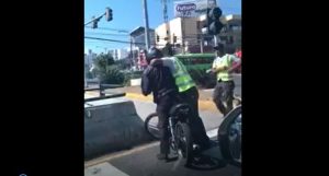 Video muestra forcejeo entre agentes AMET y ciudadano arrestado