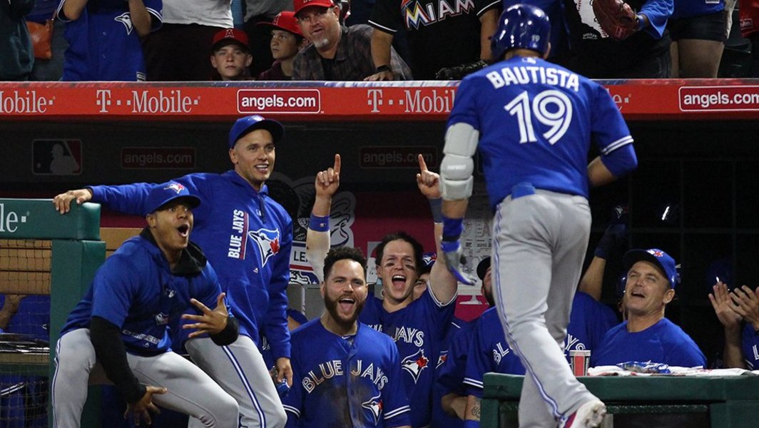 Tablazo de José Bautista decide victoria de Azulejos sobre Angelinos