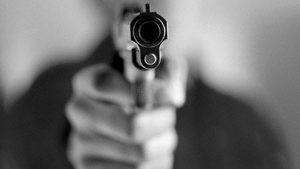Al menos dos heridos tras tiroteo entre presuntos delincuentes y militar